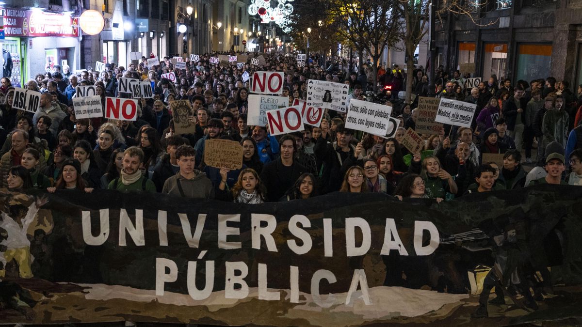 Miles de personas se manifiestan en Madrid en defensa de la universidad pública.