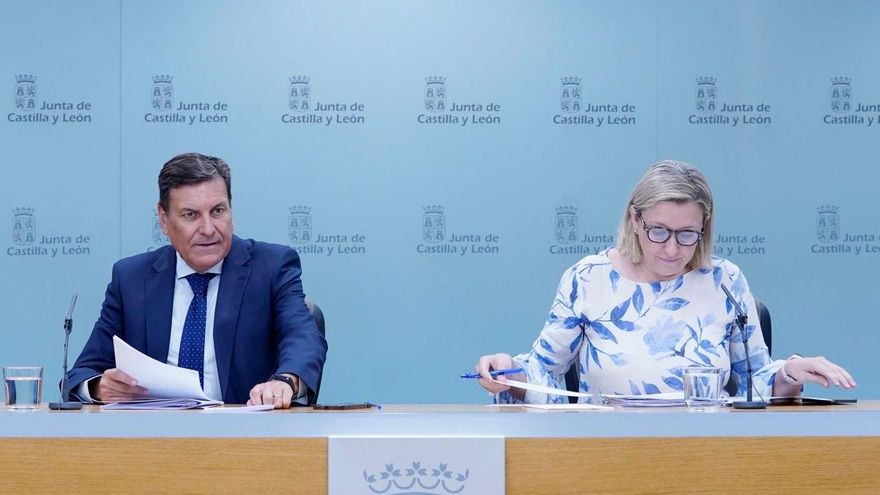 El consejero de Economía y Hacienda y portavoz, Carlos Fernández Carriedo, y la vicepresidenta segunda , Isabel Blanco, comparecen en rueda de prensa posterior al Consejo de Gobierno de la Junta de Castilla y León.EFE/ Nacho Gallego