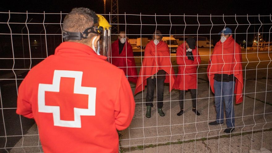 Salvamento Marítimo rescata y traslada a Motril una patera con 33 personas