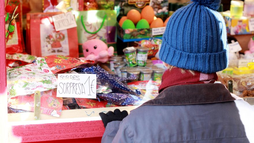 Un niño observa los artículos navideños en la Plaza Mayor de Madrid