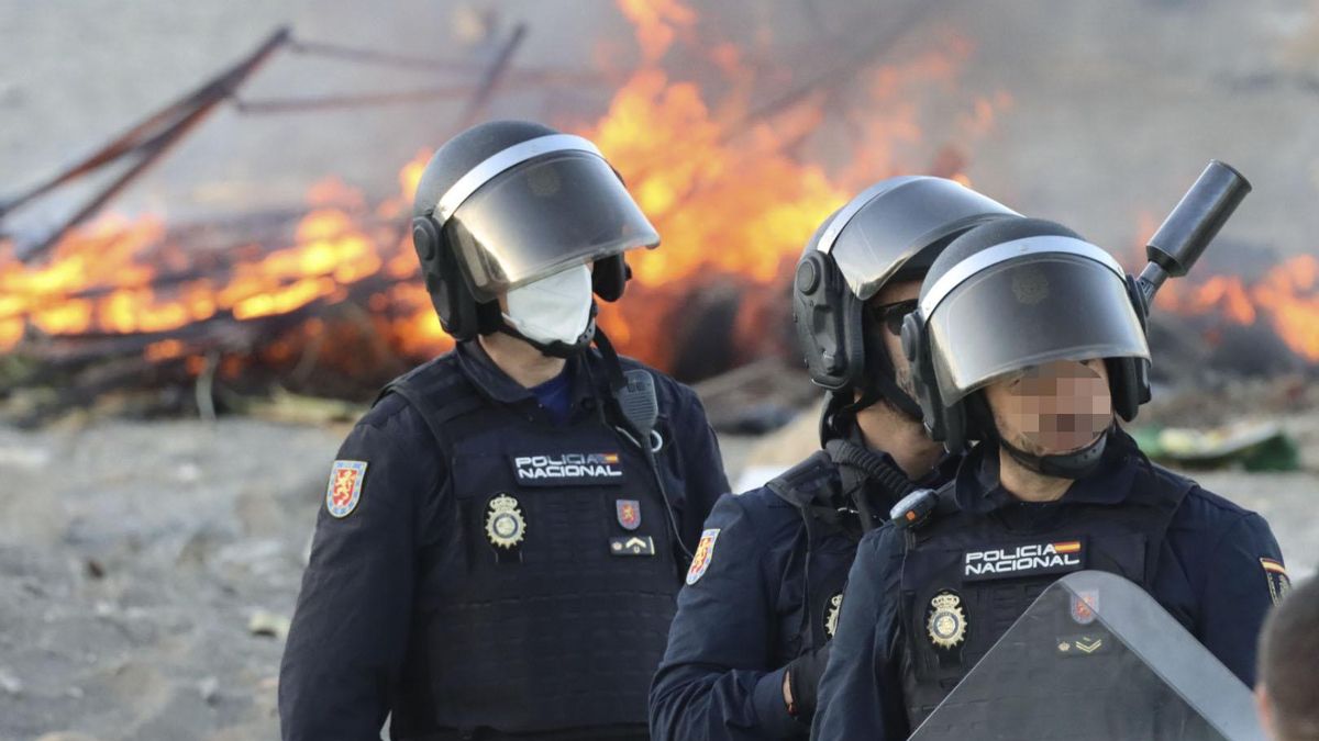 Presencia policial para evitar que continúen los incendios en las chozas constituidas por los migrantes en la playa del Trampolín este jueves en Ceuta.