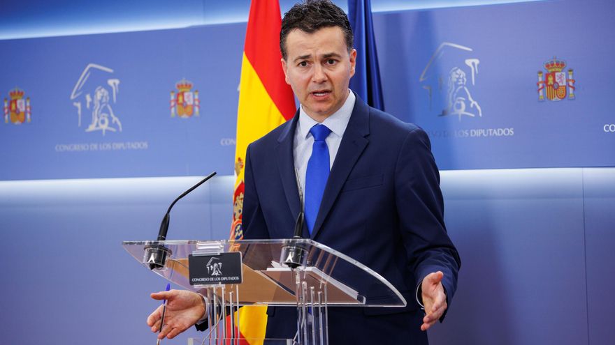 El portavoz del PSOE en el Congreso, Héctor Gómez, interviene en una rueda de prensa posterior a la comparecencia de la directora del CNI, en el Congreso de los Diputados, a 5 de mayo de 2022, en Madrid (España).