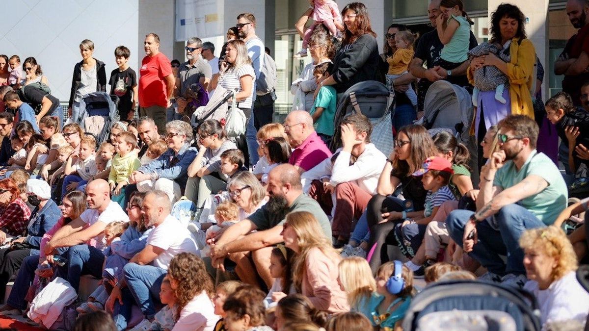 Personas de todas las edades asisten a una de las actividades del festival Agora Rivas 2030