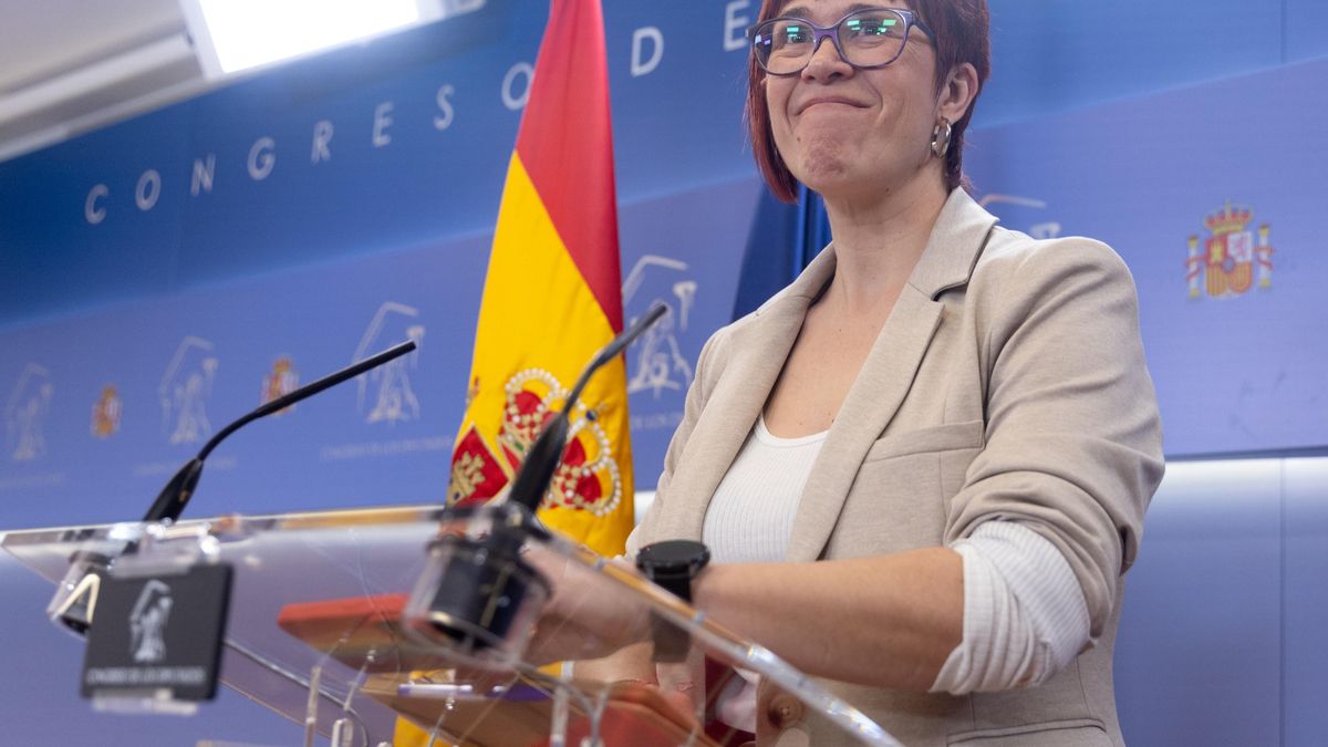 La diputada de Compromís Águeda Micó durante una rueda de prensa anterior a la Junta de Portavoces, a 27 de febrero de 2024, en Madrid (España).