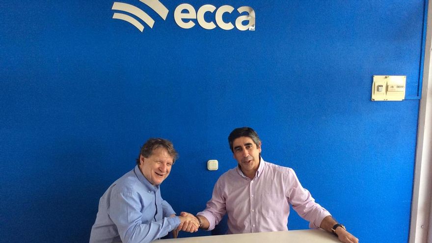 Firma del convenio de colaboración entre Taller Cutillas y Radio Ecca.
