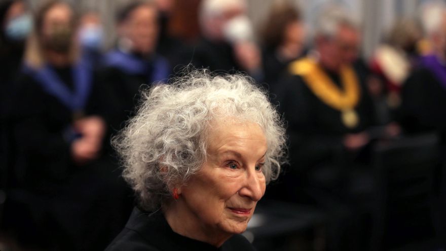 Provincia de Canadá prohíbe a los estudiantes leer 'El cuento de la criada' y 200 libros más