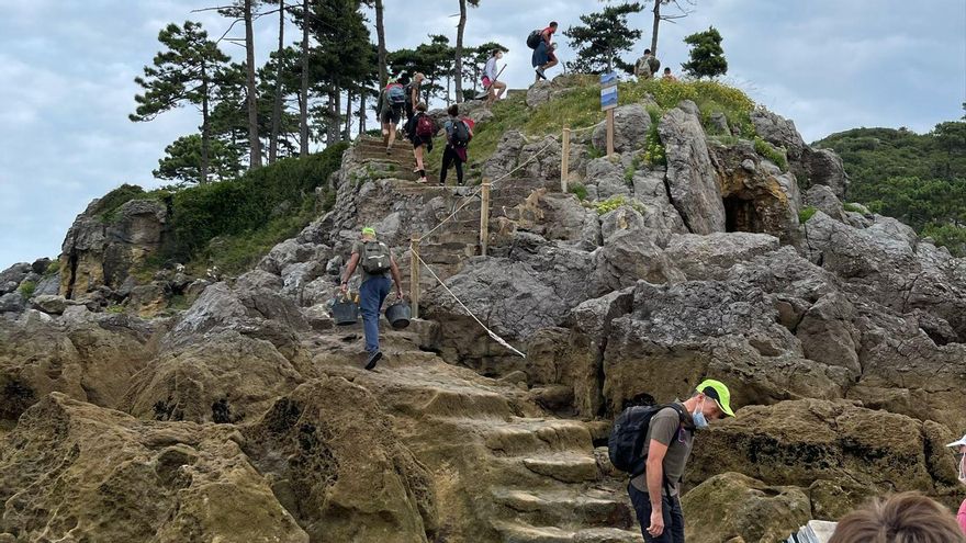 Voluntarios en la isla de Garraitz realizando las excavaciones arqueológicas