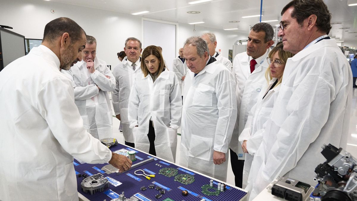 (I-D) La presidenta de Cantabria, María José Sáenz de Buruaga; el ministro de Industria, Jordi Hereu; y el presidente de CEOE, Antonio Garamendi, visitan la nueva sala de electrónica de SEG Automotive.