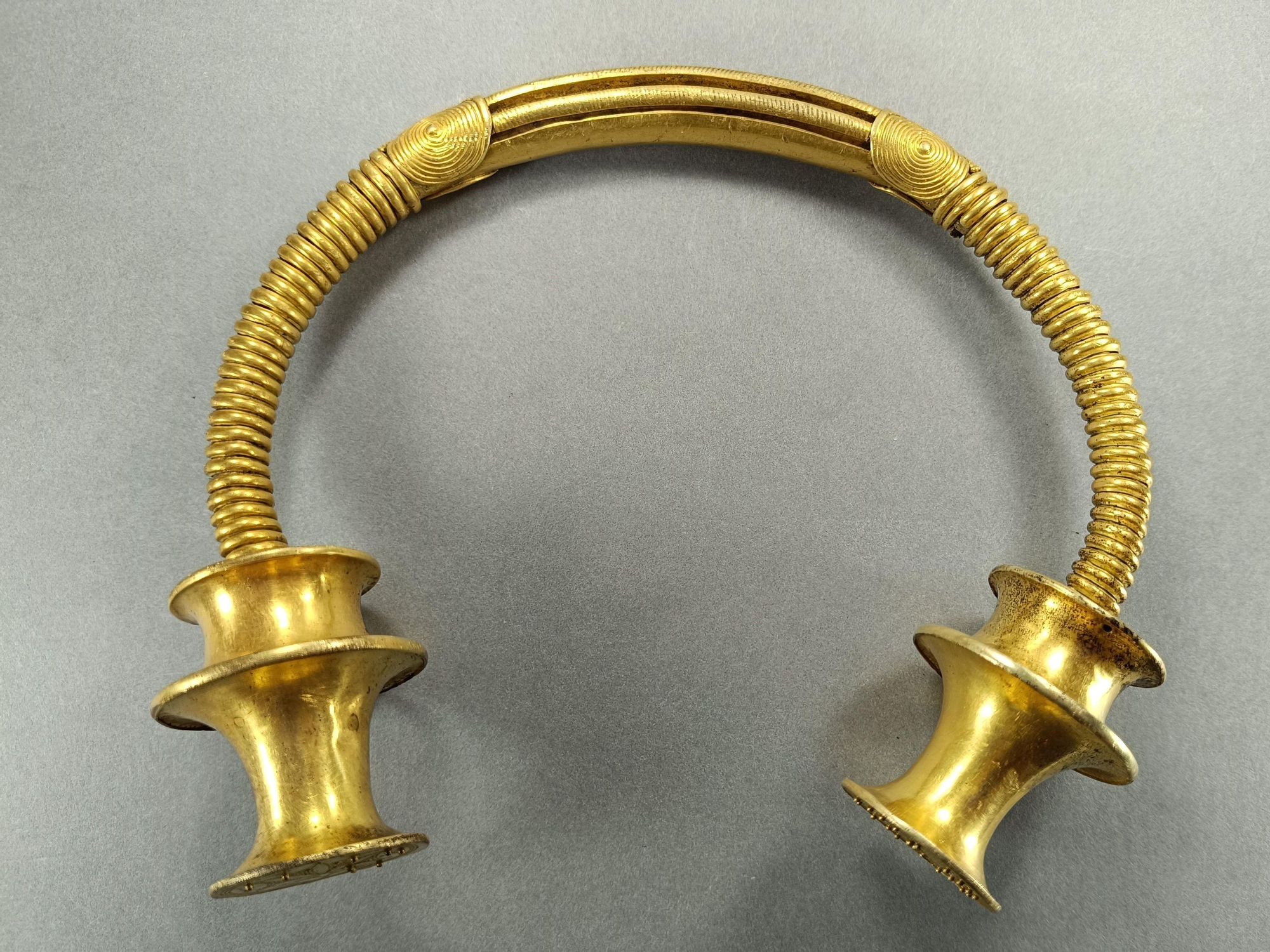 El primer torques áureo.