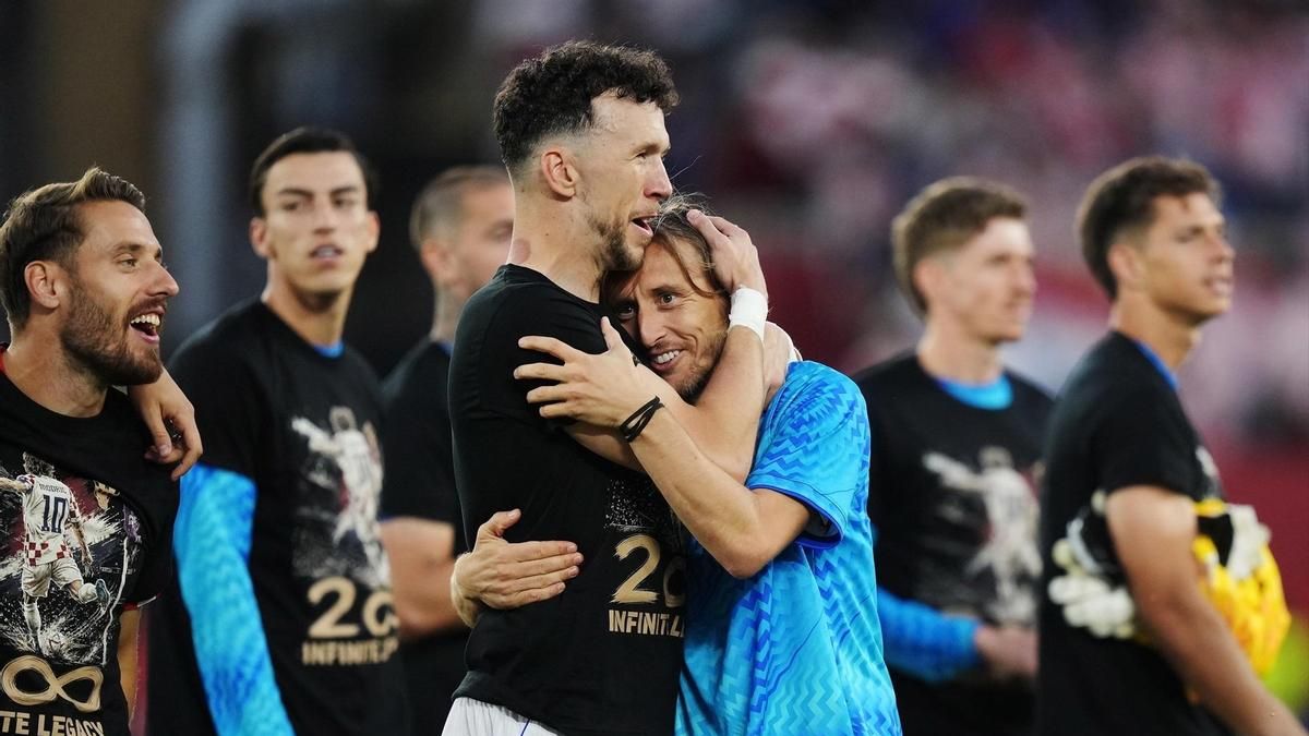 Modrić y Perišić celebran la victoria contra Panamá junto a compañeros de Croacia que lucen camisetas en homenaje a su partido número 200 con la selección.