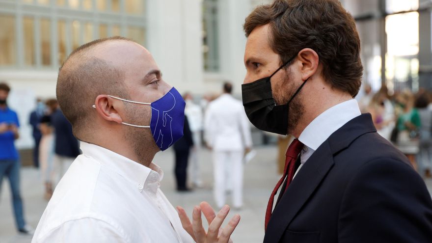 Ángel Carromero charlando con Pablo Casado en una imagen de archivo.