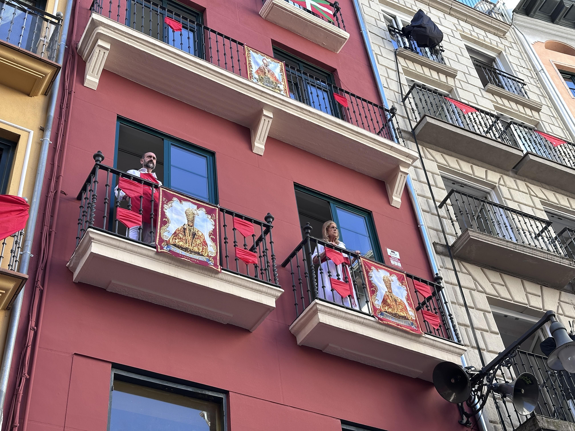 Vecinos de la plaza Consistorial se asoman a la plaza del Ayuntamiento