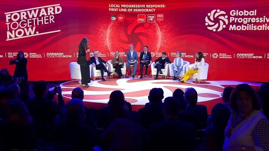 Un momento de la mesa de alcaldes progresistas del encuentro "Movilización Progresista Global" en Barcelona.