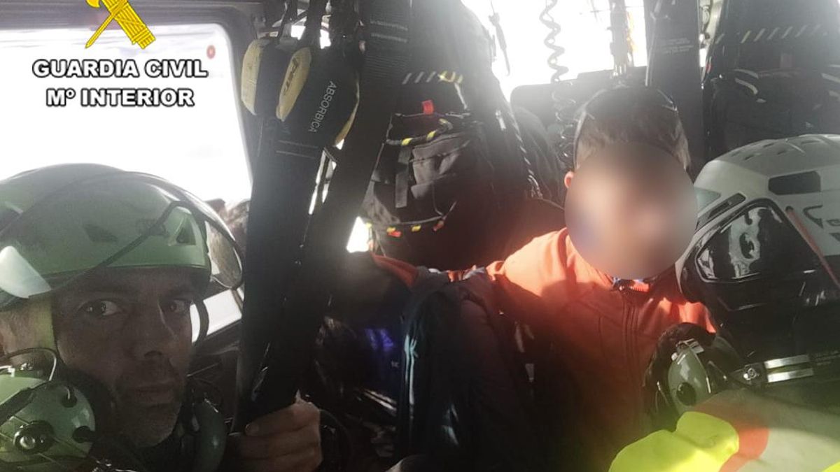 Rescatan en helicóptero a dos montañeros en Torre Santa tras resultar herida una de ellos en un codo