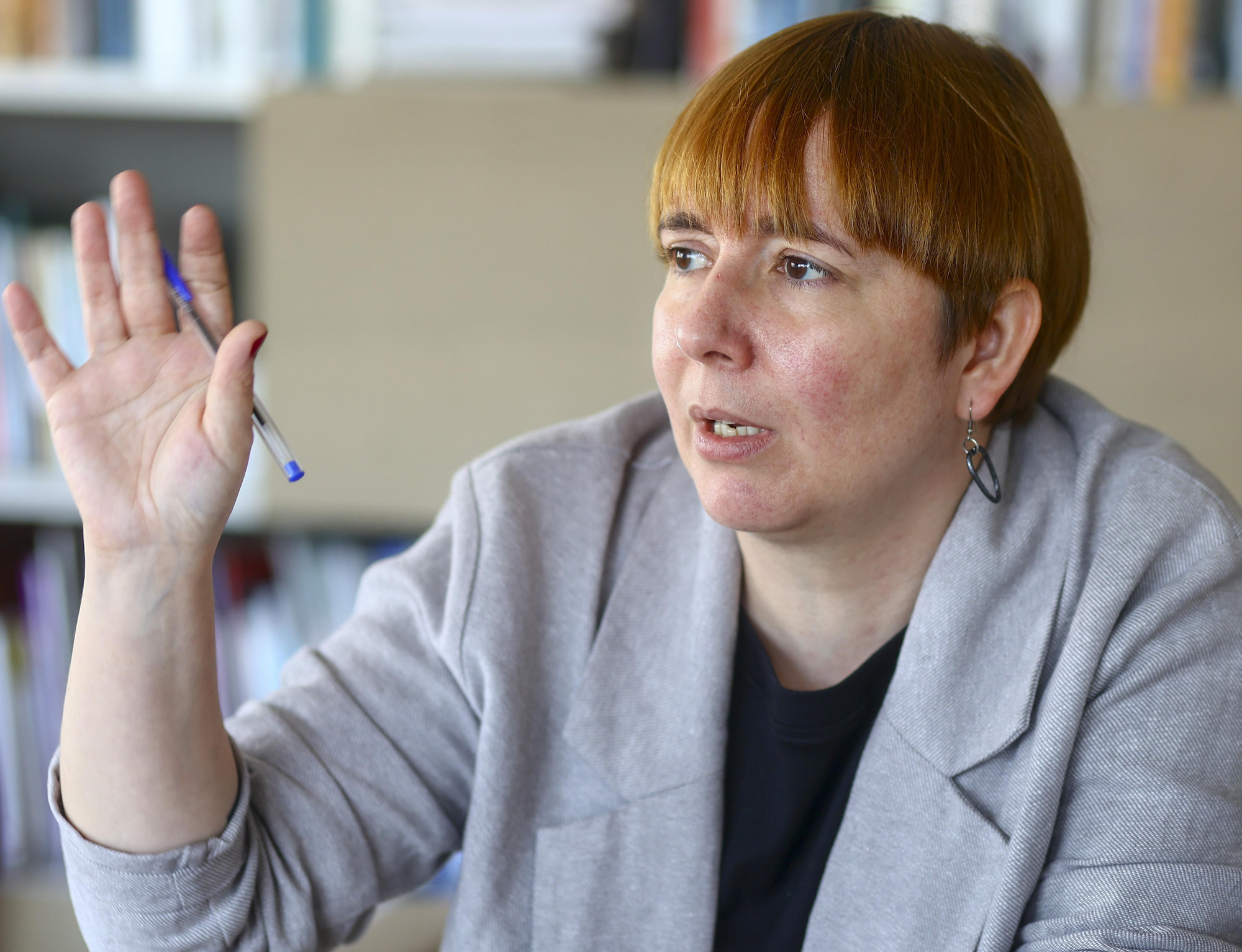 Semíramis González reconoce que el arte también es político y se muestra a favor de que los artistas se pronuncien sobre el genocidio en Gaza.