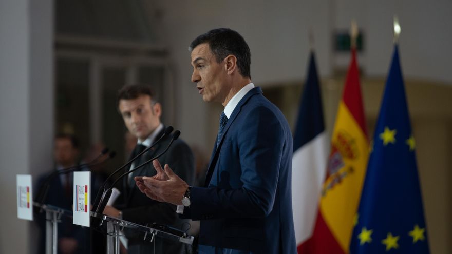 El presidente de Francia, Emmanuel Macron (i) y el presidente del Gobierno, Pedro Sánchez (d).
