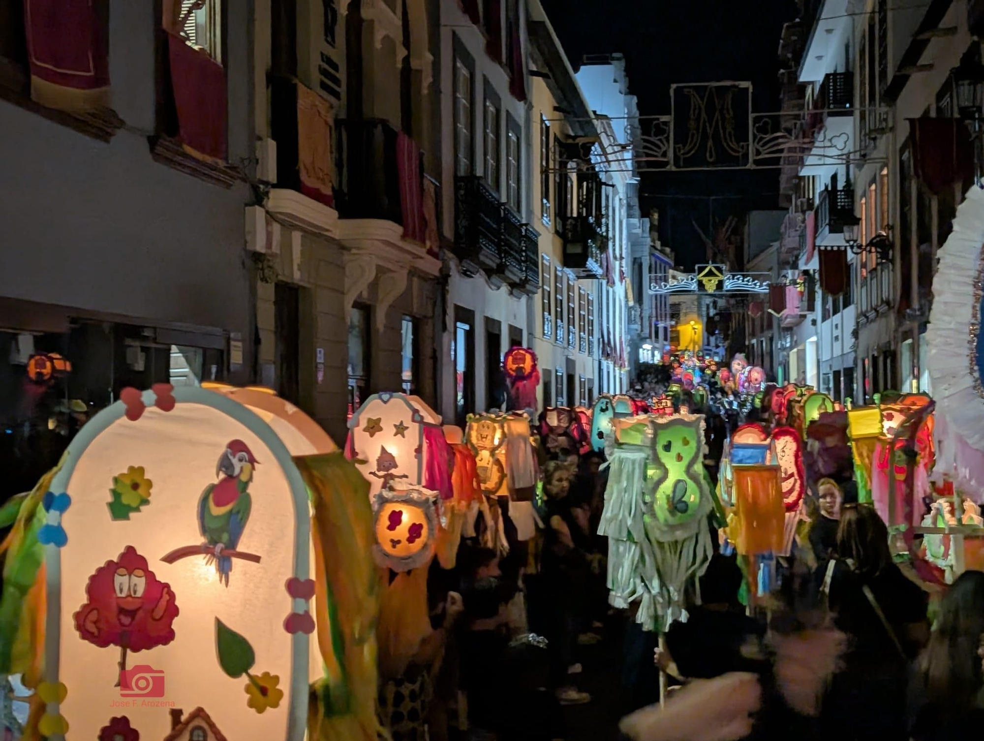 Desfile de La Pandorga, en la noche de estes lunes, por la Calle Real de Santa Cruz de La Palma.