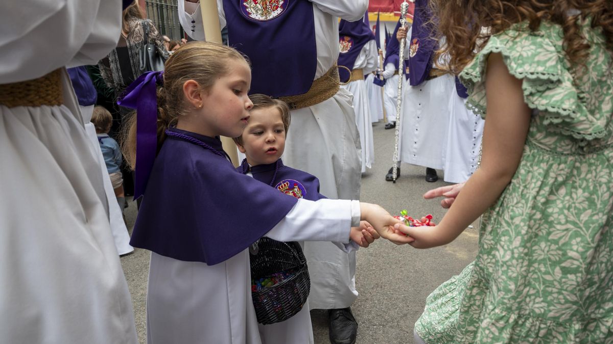 Los pequeños acólitos de la Exaltación cumplen con el ritual de los caramelos