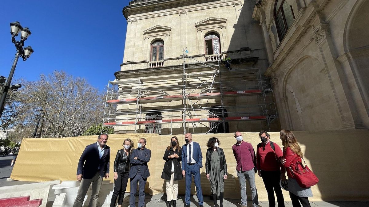 El alcalde, en el centro, junto al equipo responsable de la restauración de las fachadas.