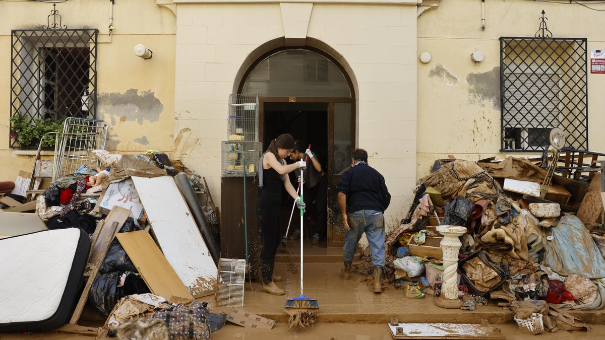 Vecinos de La Torre intentan limpiar el interior de sus viviendas afectadas por las inundaciones causadas por la DANA del 29 de octubre. EFE/Ana Escobar