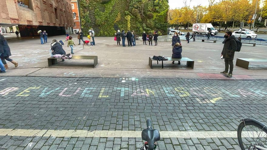 Tramo de la calle Almadén peatonalizado ahora, durante una Revuelta Escolar