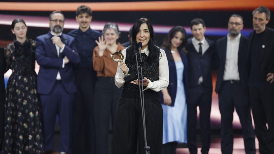 Alauda Ruiz de Azua, junto al equipo de 'Los domingos'