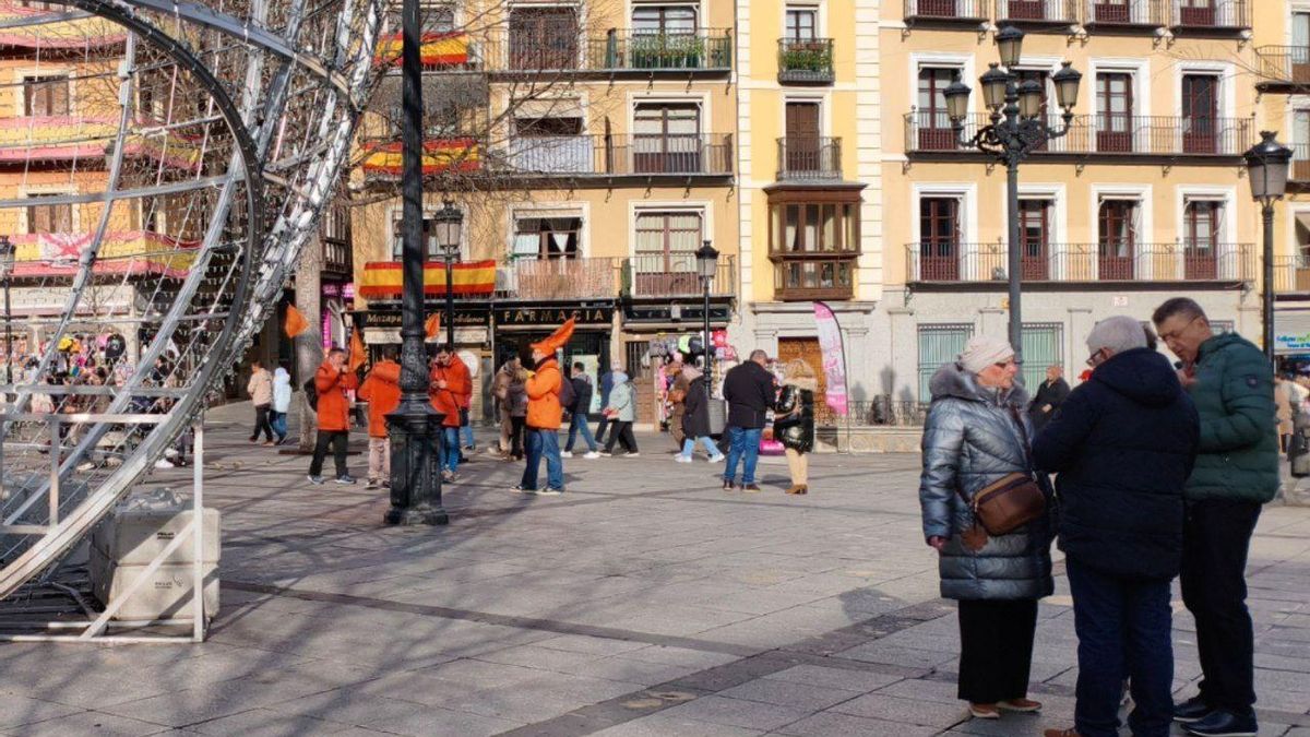 Los guías de turismo en Zocodover han cambiado los paraguas por banderines