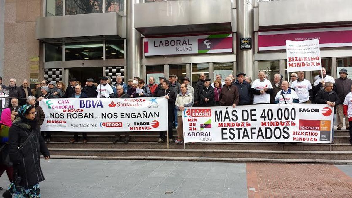 Protesta de afectados por las aportaciones de Eroski y Fagor, en Bilbao.