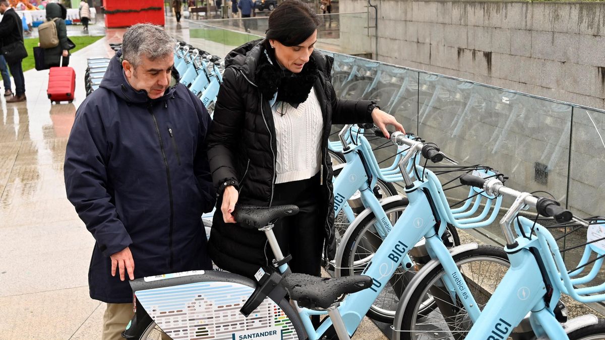 La alcaldesa de Santander, Gema Igual, y el concejal de Movilidad Sostenible, Agustín Navarro, con las nuevas bicicletas eléctricas de la ciudad