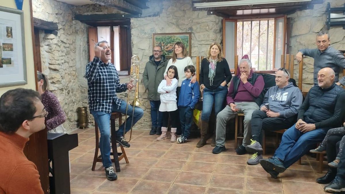 Fiesta posterior al concierto de la Sinfónica con vecinos y vecinas de la sierra