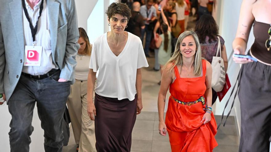 Verónica Barbero y Rosa Martínez a su llegada a la asamblea extraordinaria que Movimiento Sumar celebra este sábado.