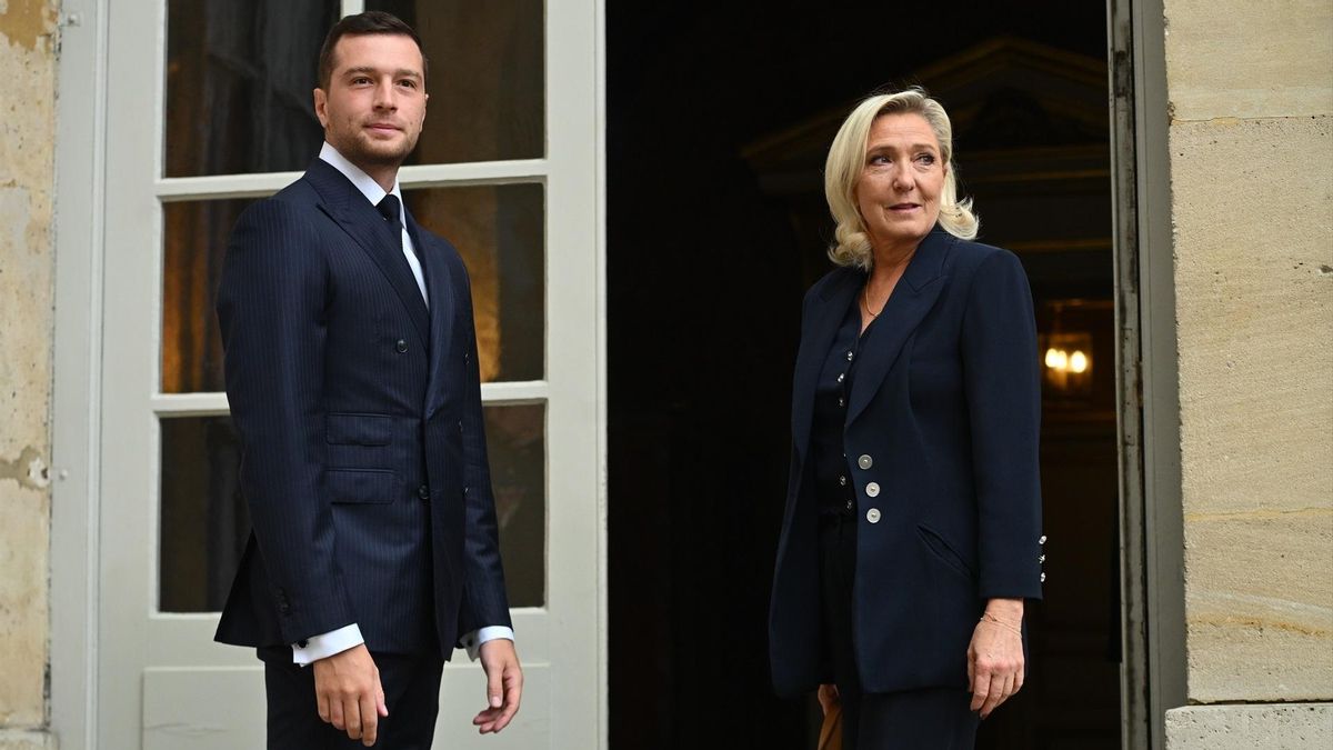 Marine Le Pen (dcha) y Jordan Bardella llegan al Hotel de Matignon (París) para una reunión, en septiembre de 2025.