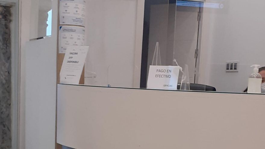 Un cartel en la recepción de la clínica insta al pago en efectivo 