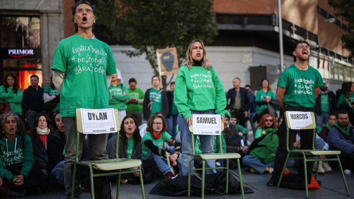 (Profesores en huelga ayer lunes en la madrileña Plaza de Callao /  FOTO: Alejandro Martínez Vélez / Europa Press)