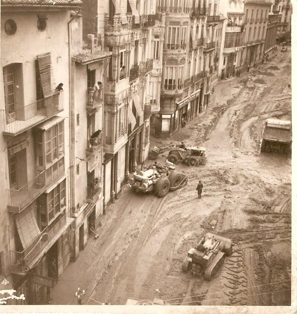 Quitando barro del centro de la capital tras la riada de 1957