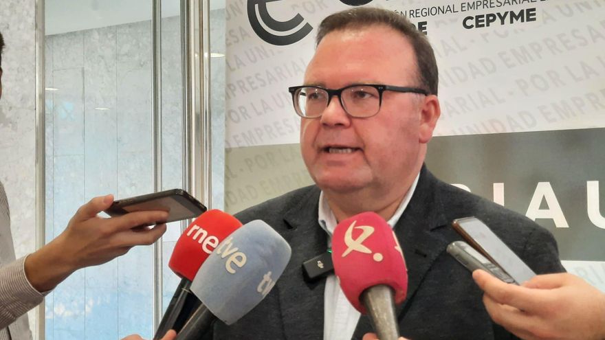 El portavoz de Economía del PP Hipólito Pacheco, atiende a los medios