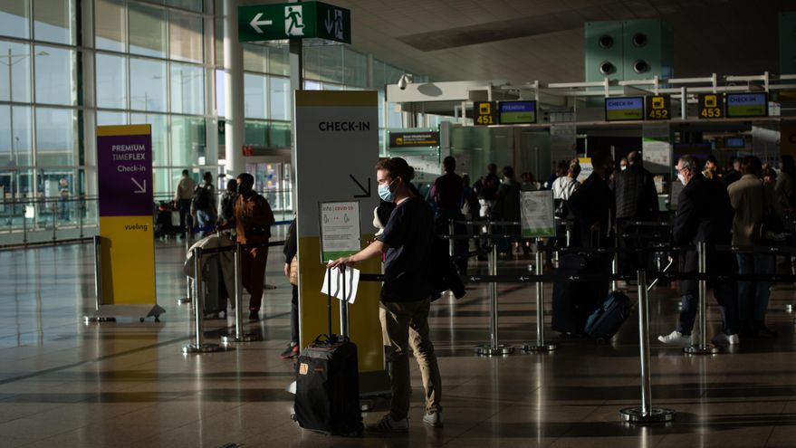 Consumo abre expediente a varias aerolíneas 'low cost' por cobrar sobrecostes en el equipaje de mano