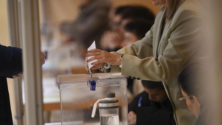 Aragoneses votan en un colegio electoral, a 8 de febrero de 2026, en Huesca, Aragón (España).