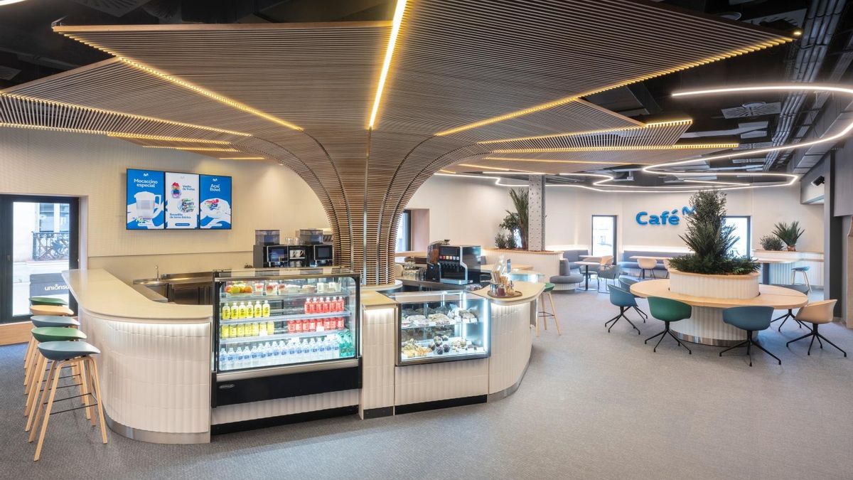 Café Movistar, en una de las esquinas del edificio