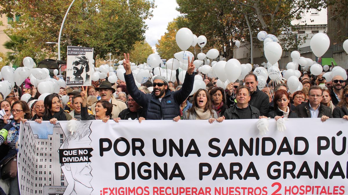 Jesús Candel (Spiriman), encabezando una manifestación contra la fusión hospitalaria