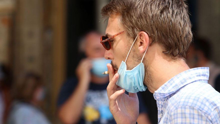 Canarias amplía el uso obligatorio de las mascarillas y prohíbe fumar en la calle mientras se camina