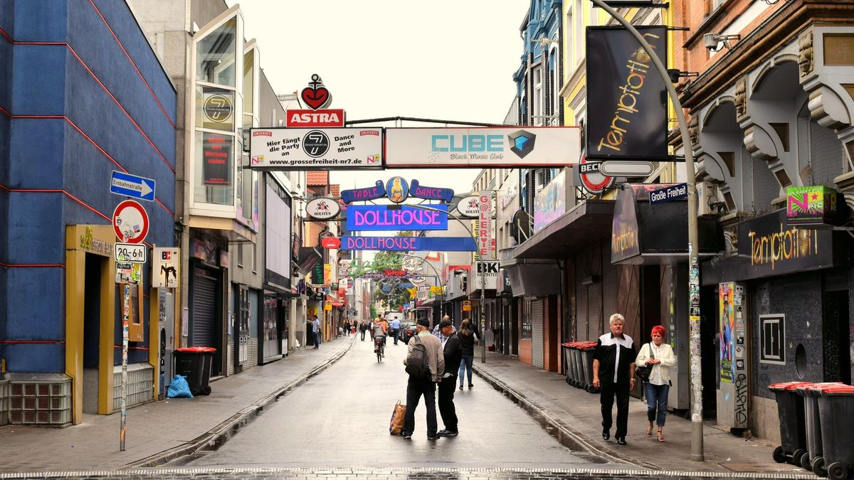 Callejón rojo en el barrio rojo. Estampa de San Pauli.