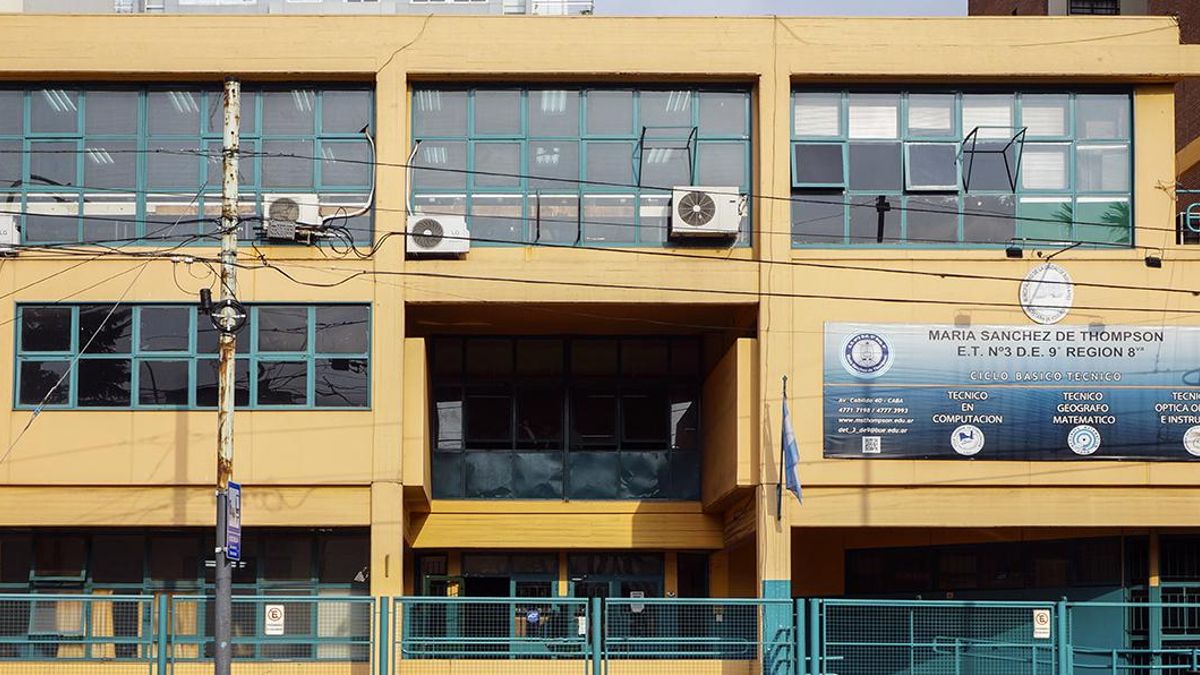 Miguel Alejandro Rodríguez es profesor de Educación Técnica en la ET N° 3 María Sánchez de Thompson en Ciudad de Buenos Aires.