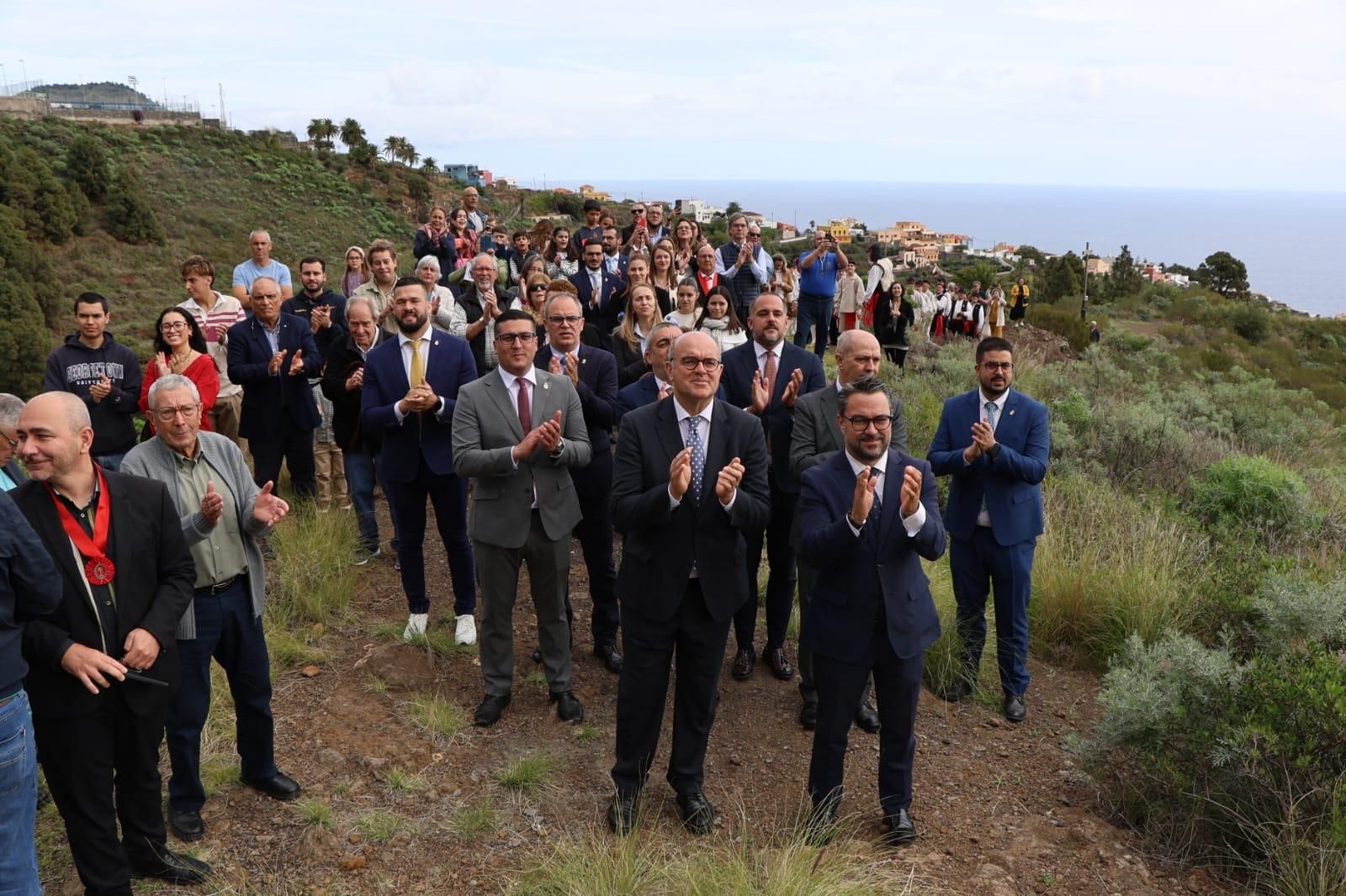 Autoridades y público asistente al izado de la bandera de María de las Nieves. JOSÉ AYUT