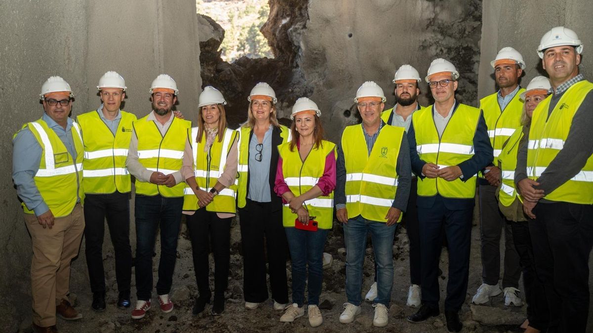 La  presentación de  los trabajos finales para concluir al completo el calado del túnel de Tijarafe ha contado con la presencia de la consejera de Presidencia, Administraciones Públicas, Justicia y Seguridad, Nieves Lady Barreto; el presidente del Cabildo de La Palma, Sergio Rodríguez; y la alcaldesa del municipio de Tijarafe, Yaiza Cáceres.