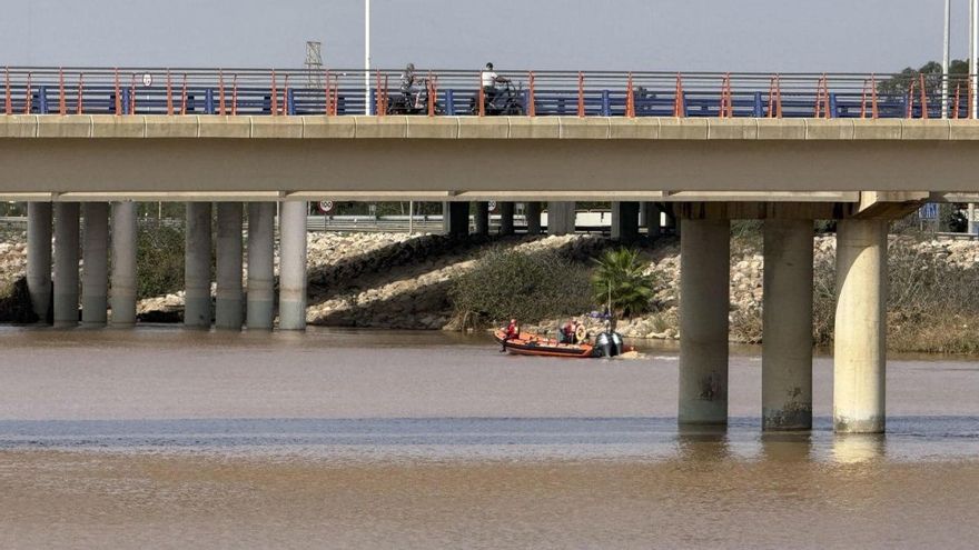 Los buzos buscan cadáveres en la desembocadura del nuevo cauce del Turia en Valencia este lunes.