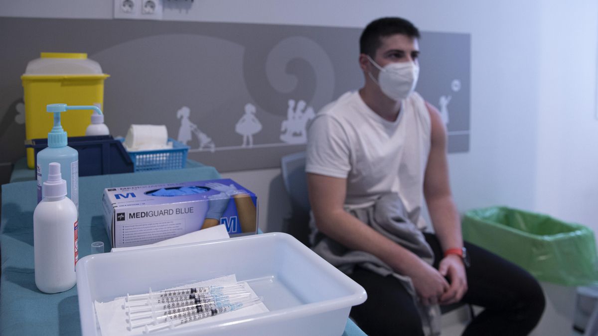 Un sanitario momentos antes de recibir  la primera dosis de la vacuna de Pfizer contra la Covid-19. En Sevilla (Andalucía, España), a 04 de febrero de 2021.