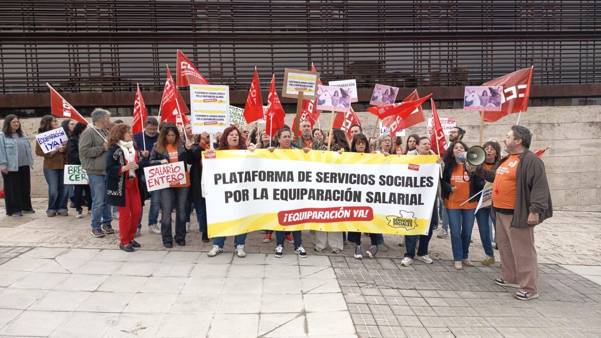 Concentración de la plataforma ante la Consejería de Bienestar Social
