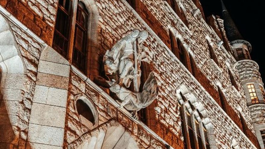 Visitas nocturnas al Museo Casa Botines de Gaudí en León.