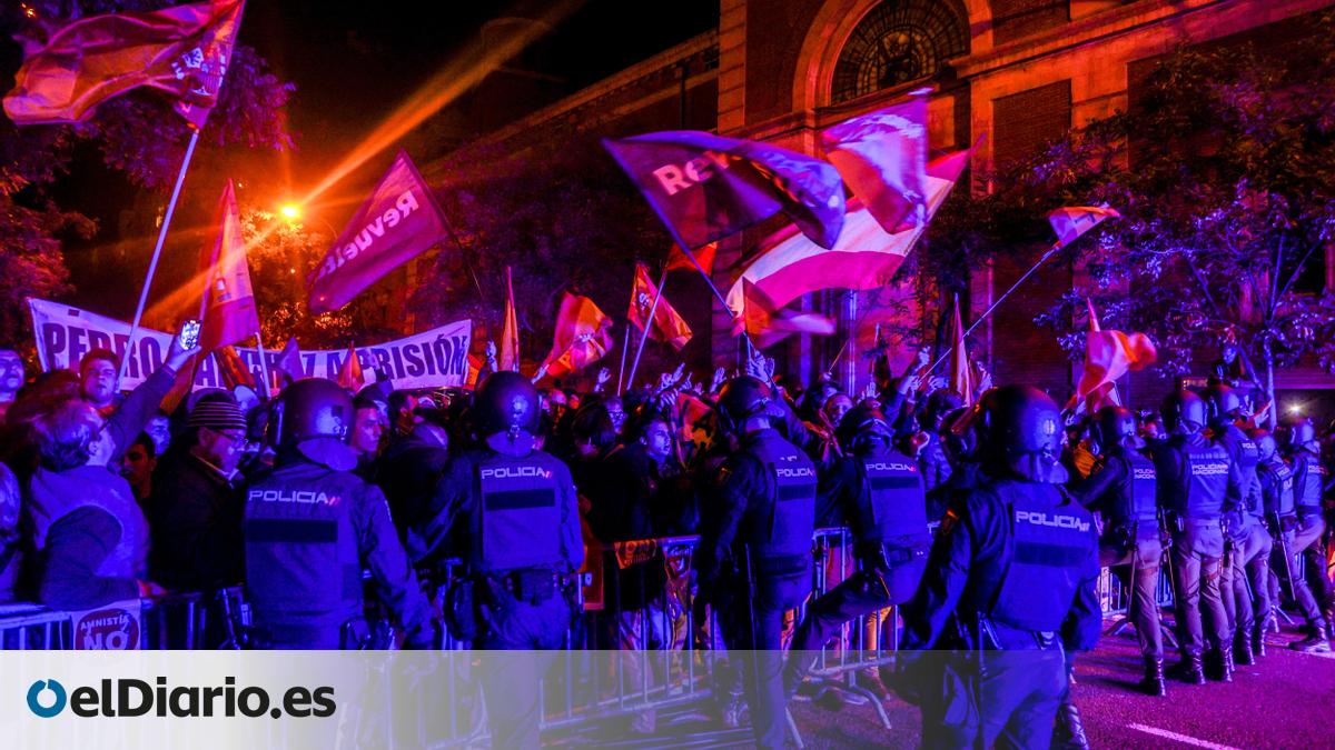 Vox contra el PSOE: Abascal acudió a la protesta que convocó un ...